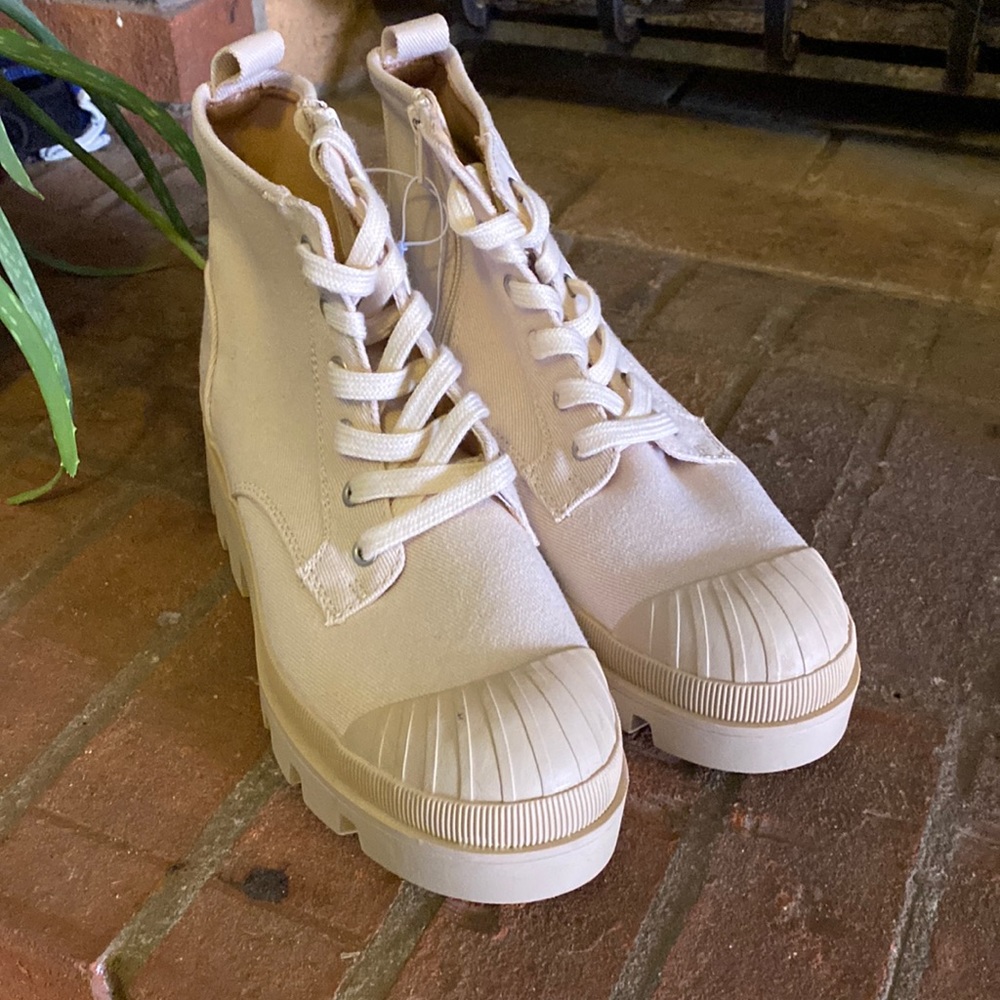 Universal thread tie boots